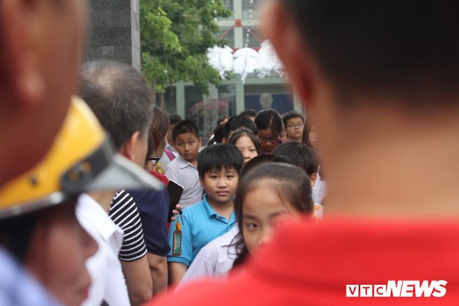 Ảnh: Phụ huynh đứng kín cổng chờ con thi vào lớp 6 tại trường hot bậc nhất Hà Nội - Ảnh 5.