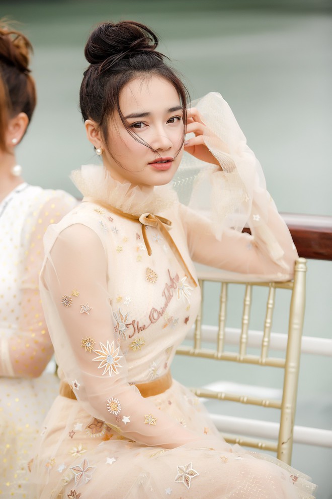 Nhan sắc Song Hye Kyo và nữ chính tin đồn Hậu Duệ Mặt Trời Nhã Phương: Chưa nhận vai đã bị đặt lên bàn cân - Ảnh 6.