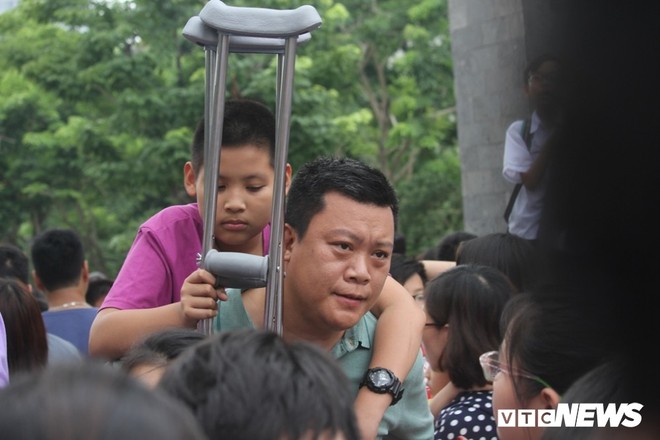 Ảnh: Phụ huynh đứng kín cổng chờ con thi vào lớp 6 tại trường hot bậc nhất Hà Nội - Ảnh 9.