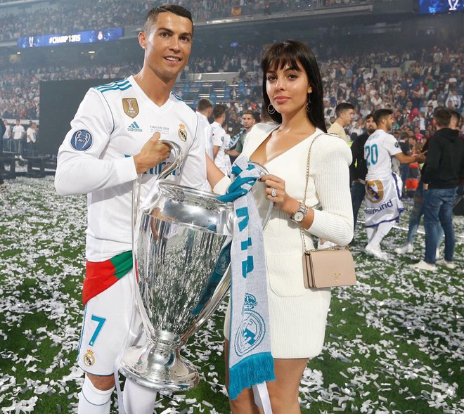 Nhan sắc bốc lửa của cô bạn gái được Ronaldo yêu thương, chiều chuộng - Ảnh 2.