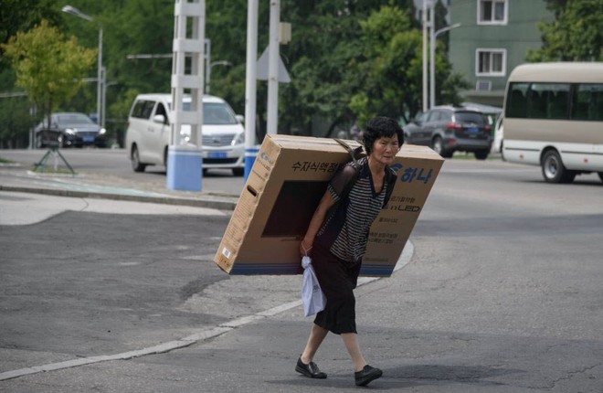 24h qua ảnh: Độc đáo thi đấu bóng đá trên đầm lầy ở Nga - Ảnh 5.