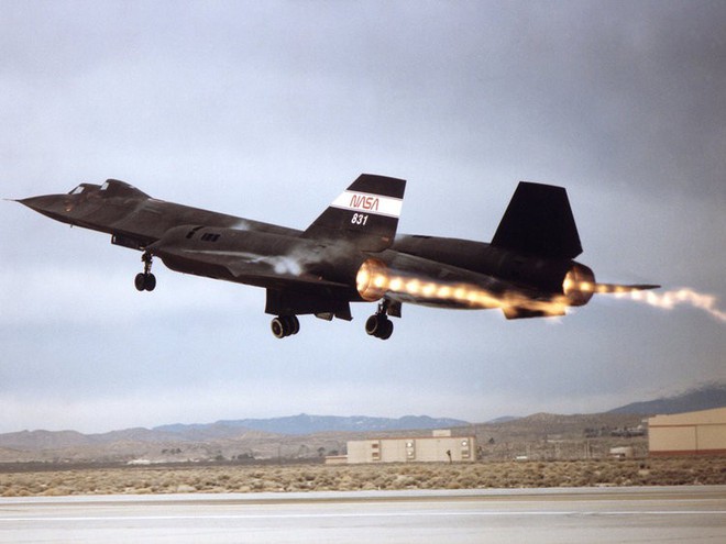 Siêu máy bay do thám Mỹ: Thoát hiểm hàng nghìn vụ tấn công tên lửa trong suốt 24 năm - Ảnh 1.