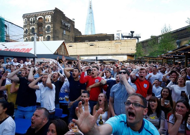 Hết cười lại khóc, fan bùng nổ sau bàn thắng quý hơn vàng của Harry Kane - Ảnh 15.