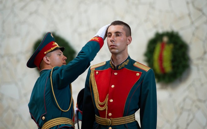 24h qua ảnh: Binh sĩ Nga thay phiên gác tại đài tưởng niệm Chiến tranh - Ảnh 4.