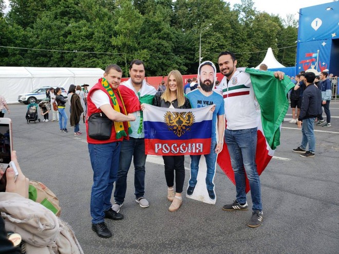 Vợ không cho sang Nga xem World Cup, nhóm bạn thân đành in hình anh chồng ra miếng bìa rồi mang đi cho đủ team - Ảnh 4.