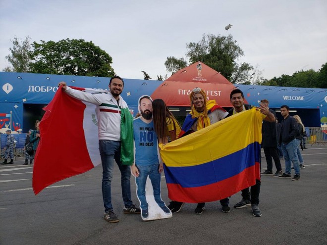 Vợ không cho sang Nga xem World Cup, nhóm bạn thân đành in hình anh chồng ra miếng bìa rồi mang đi cho đủ team - Ảnh 7.