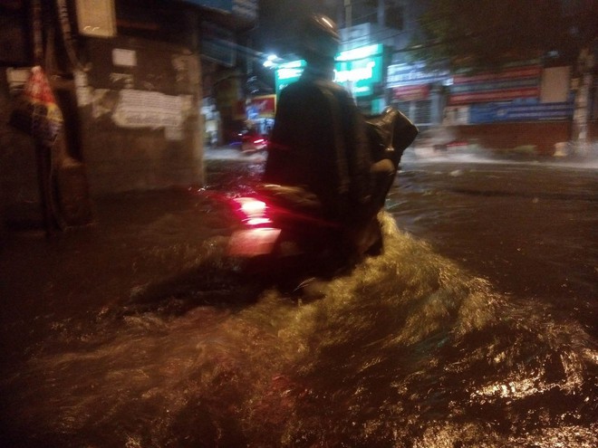 Sau cơn mưa lớn, nhiều tuyến đường ở Sài Gòn lại thành “sông” - Ảnh 8.