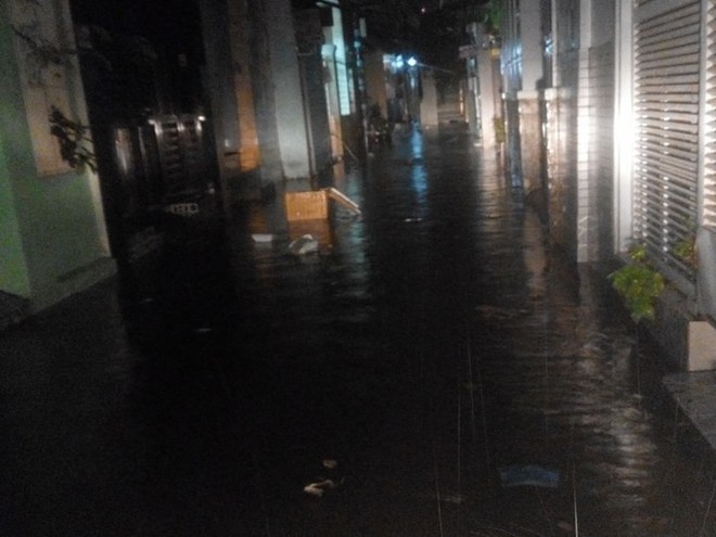 Sau cơn mưa lớn, nhiều tuyến đường ở Sài Gòn lại thành “sông” - Ảnh 9.