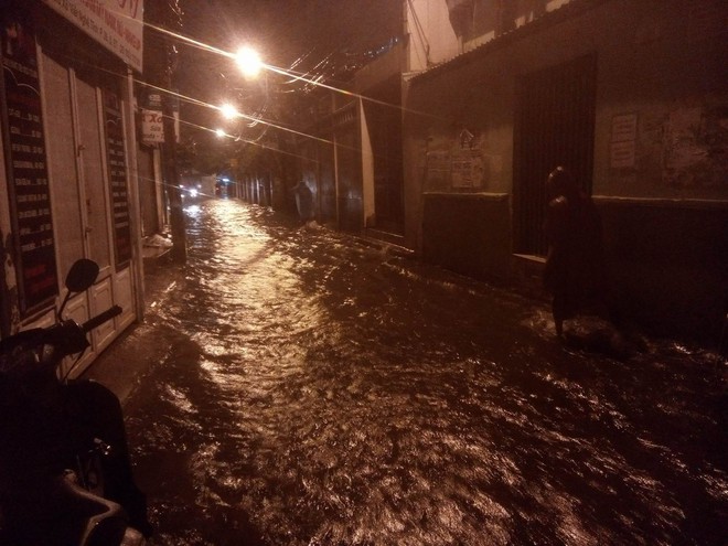 Sau cơn mưa lớn, nhiều tuyến đường ở Sài Gòn lại thành “sông” - Ảnh 10.