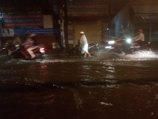 Sau cơn mưa lớn, nhiều tuyến đường ở Sài Gòn lại thành “sông” - Ảnh 11.
