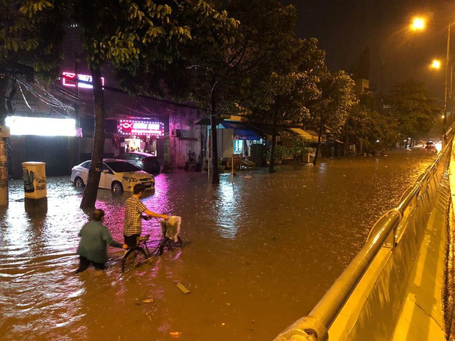 Sau cơn mưa lớn, nhiều tuyến đường ở Sài Gòn lại thành “sông” - Ảnh 4.