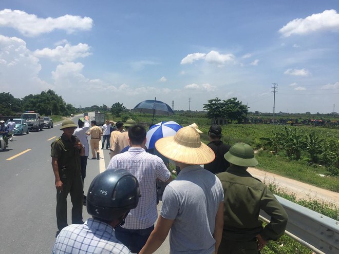 Trưởng Công an huyện Yên Mỹ: Có vết rách ở cổ, chân tay hai thiếu nữ tử vong cạnh xe máy - Ảnh 1.