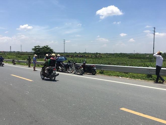 Trưởng Công an huyện Yên Mỹ: Có vết rách ở cổ, chân tay hai thiếu nữ tử vong cạnh xe máy - Ảnh 2.