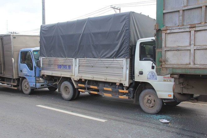 Tránh chú chó băng qua đường, 4 ô tô tông liên hoàn trên quốc lộ  - Ảnh 1.