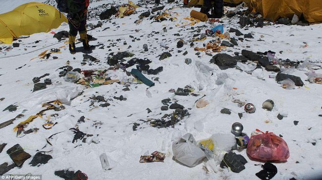 Những hình ảnh gây shock: Đỉnh Everest danh giá giờ đã trở thành bãi rác cao nhất thế giới - Ảnh 3.