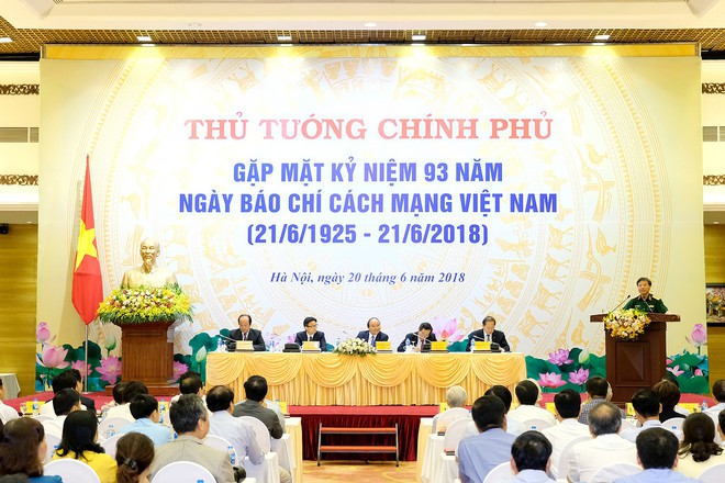 Thủ tướng đề nghị báo chí tích cực phản bác thông tin sai trái trên mạng xã hội - Ảnh 2.