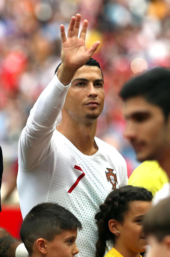 Đến sân cổ vũ Ronaldo, Georgina tự hào khoe nhẫn kim cương giá 18 tỉ - Ảnh 3.