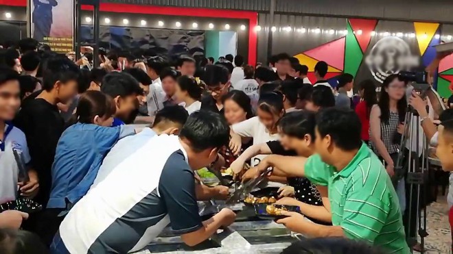 Clip: Hàng trăm người chen lấn xô đẩy tranh giành ăn buffet miễn phí gây náo loạn ở nhà hàng Cần Thơ - Ảnh 2.