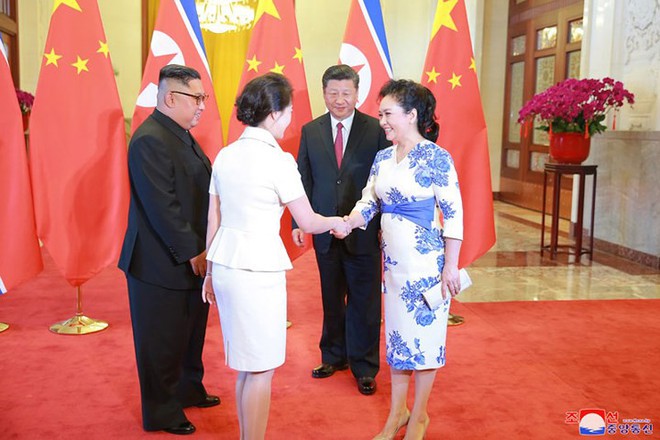 Ảnh: Phu nhân lãnh đạo Triều Tiên Ri Sol-ju đẹp rạng ngời ở Trung Quốc - Ảnh 4.