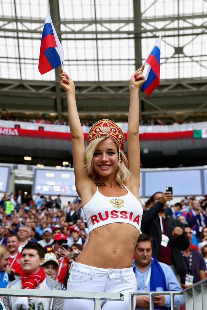 Nữ CĐV Nga xinh đẹp nhất World Cup: Là sao phim người lớn, đã đăng quang Hoa hậu - Ảnh 1.
