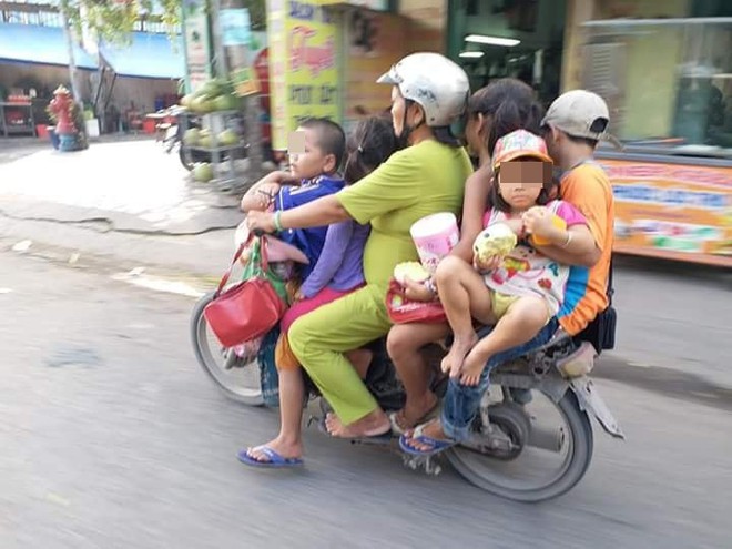 1 người phụ nữ, 5 đứa trẻ và cảnh tượng khiến người ta rùng mình trên phố - Ảnh 1.