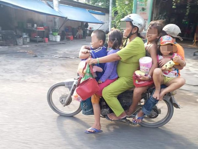 1 người phụ nữ, 5 đứa trẻ và cảnh tượng khiến người ta rùng mình trên phố - Ảnh 2.