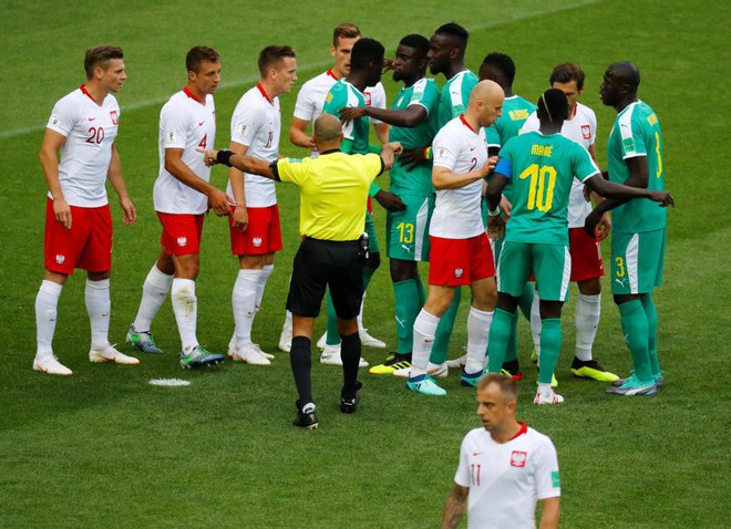 World Cup 2018: Cầu thủ kéo áo đồng đội để lừa trọng tài thổi penalty - Ảnh 2.