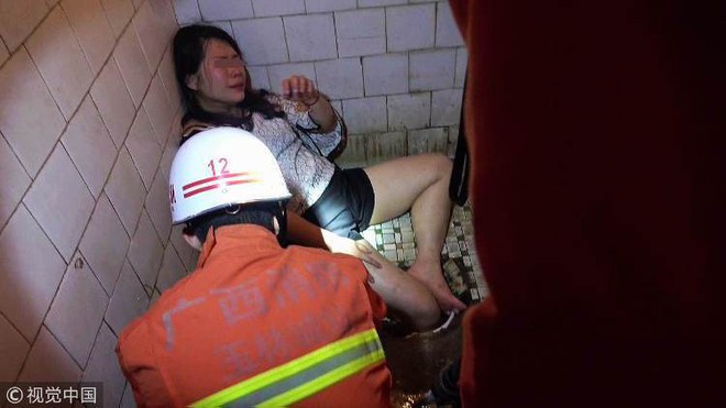 Trung Quốc: Cô gái say rượu thụt chân xuống xí xổm, lính cứu hỏa phải tới phá toa-lét mới lôi được nàng ra - Ảnh 1.