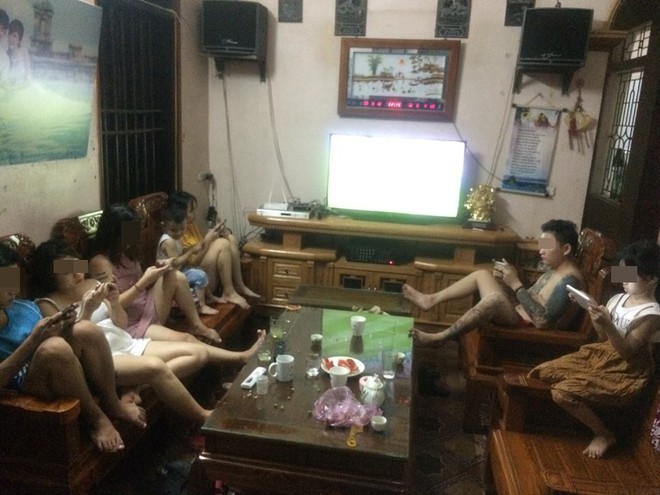 Tấm hình cả nhà xem World Cup nhưng khi đăng lên ai cũng bình luận: Khung cảnh chán quá - Ảnh 1.