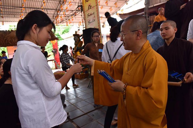 Thượng tọa Thích Nhật Từ: Tôi không làm phép ma tà cầu nguyện cho sĩ tử thi tốt nghiệp - Ảnh 2.