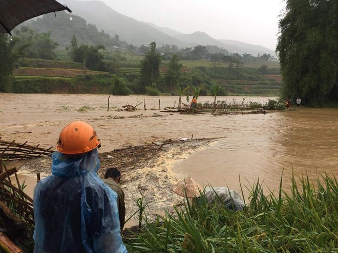 Mưa lũ ở miền núi phía Bắc: 5 người chết, người dân lặn sâu hàng mét để vớt lúa - Ảnh 3.