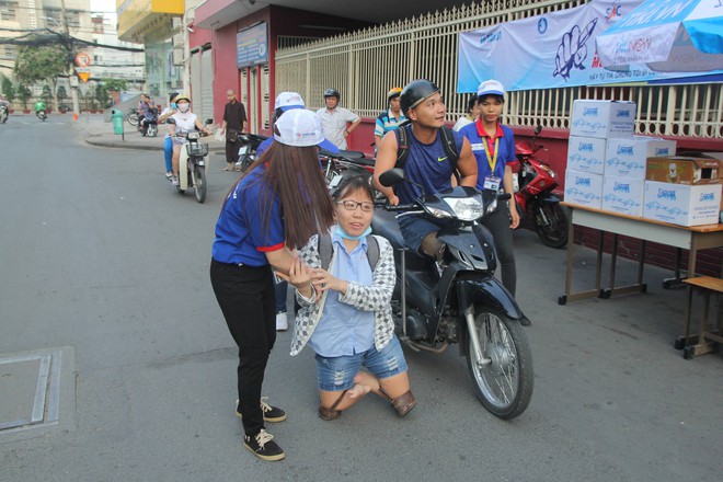 Nữ sinh bị teo chân ở Sài Gòn hi vọng 8 điểm môn Văn, thí sinh CSCĐ được chép bài hộ - Ảnh 4.