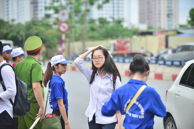 Thí sinh của gần 40.000 phòng thi bước vào làm bài môn Ngữ văn THPT Quốc gia 2018 - Ảnh 7.