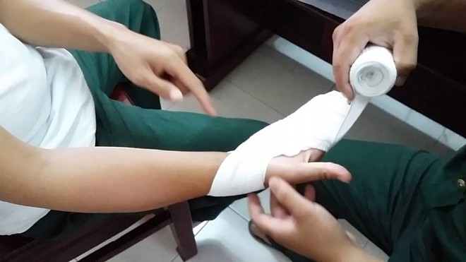 Nữ sinh bị teo chân ở Sài Gòn hi vọng 8 điểm môn Văn, thí sinh CSCĐ được chép bài hộ - Ảnh 6.