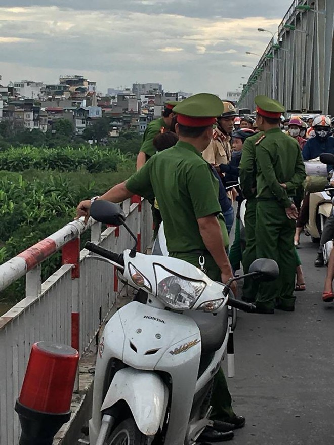 Cảnh sát giải cứu người phụ nữ ngồi vắt vẻo trên thành cầu Chương Dương - Ảnh 6.