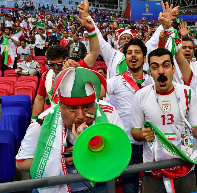 CĐV Iran xấu chơi, dùng chiêu trò phá đám Ronaldo trước giờ G - Ảnh 1.