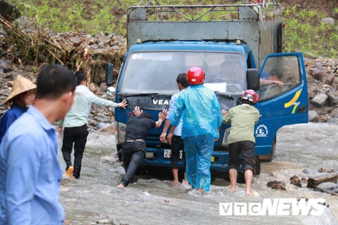 Ảnh: Sạt lở kinh hoàng ở Lào Cai, dân gồng mình đẩy ô tô trong dòng nước lũ - Ảnh 5.