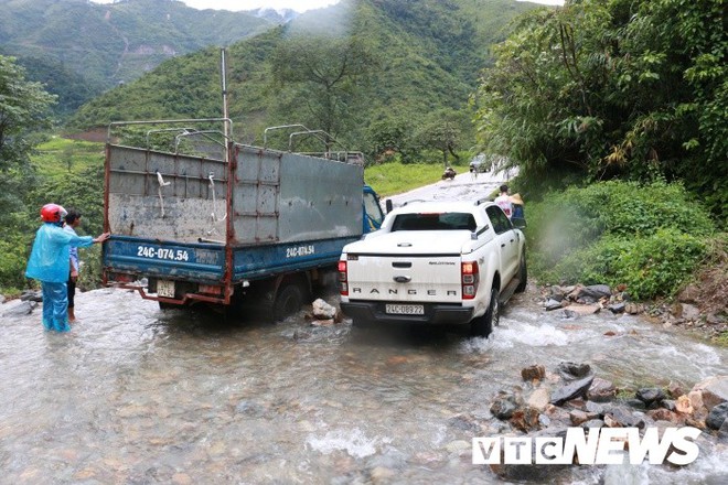 Ảnh: Sạt lở kinh hoàng ở Lào Cai, dân gồng mình đẩy ô tô trong dòng nước lũ - Ảnh 7.