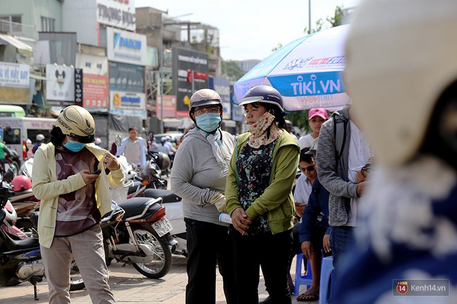 Nắng nóng khiến mồ hôi rơi lã chã nhưng bao cha mẹ vẫn đứng ngoài cổng chờ chỉ với mong muốn giản đơn: Mong con có động lực làm bài thi thật tốt - Ảnh 10.