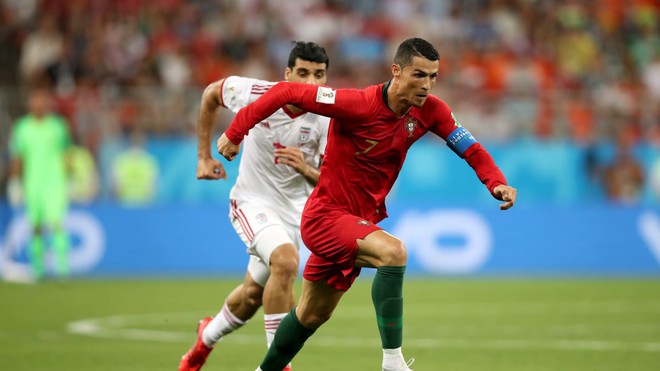 Cận cảnh 90 phút kinh hoàng của Ronaldo: Bế tắc, sút hỏng penalty và suýt nhận thẻ đỏ - Ảnh 4.