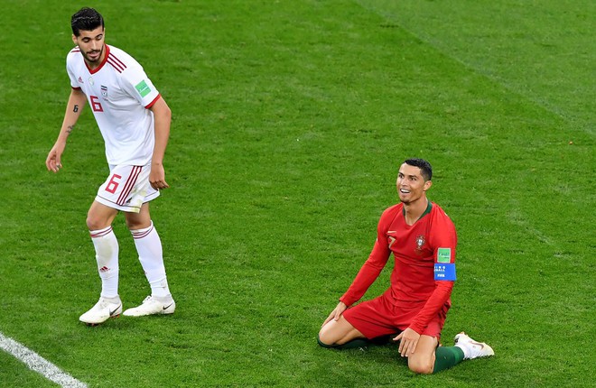 Cận cảnh 90 phút kinh hoàng của Ronaldo: Bế tắc, sút hỏng penalty và suýt nhận thẻ đỏ - Ảnh 6.