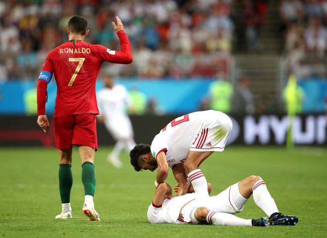 Cận cảnh 90 phút kinh hoàng của Ronaldo: Bế tắc, sút hỏng penalty và suýt nhận thẻ đỏ - Ảnh 9.