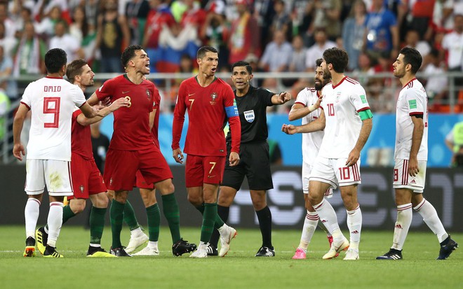 Cận cảnh 90 phút kinh hoàng của Ronaldo: Bế tắc, sút hỏng penalty và suýt nhận thẻ đỏ - Ảnh 12.