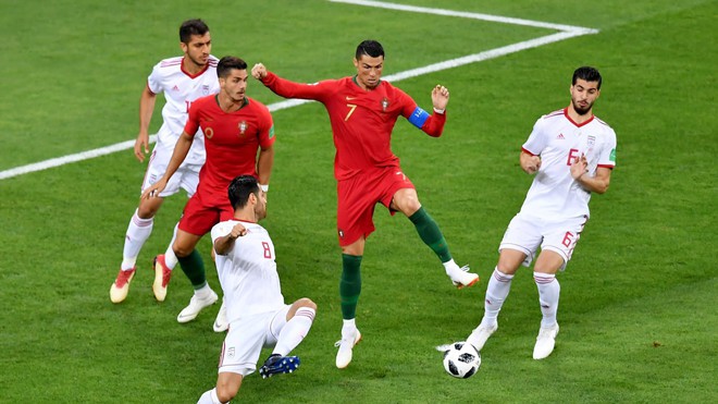 Cận cảnh 90 phút kinh hoàng của Ronaldo: Bế tắc, sút hỏng penalty và suýt nhận thẻ đỏ - Ảnh 3.