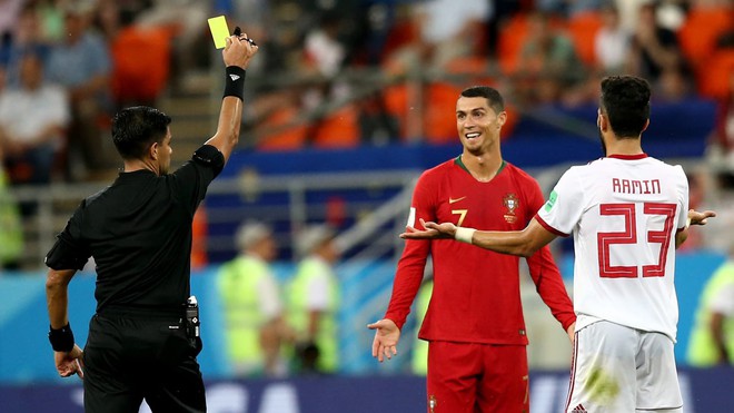 Cận cảnh 90 phút kinh hoàng của Ronaldo: Bế tắc, sút hỏng penalty và suýt nhận thẻ đỏ - Ảnh 10.