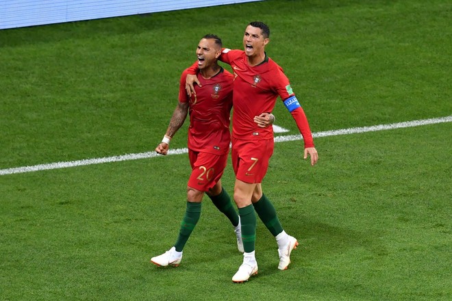 Với đại ca của Ronaldo, cú sút ghi bàn ấy có gì là đáng kể! - Ảnh 2.