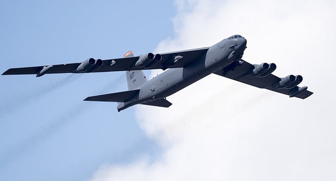 Mỹ tính trang bị “Mẹ của các loại bom” cho B-52 - Ảnh 1.