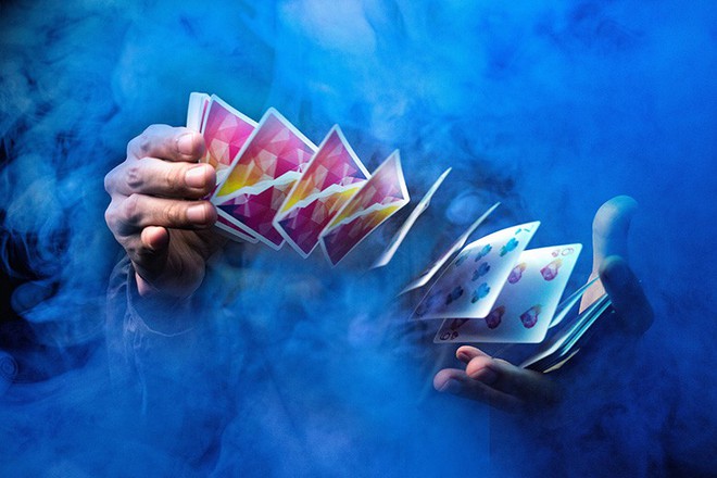 Cô gái xinh đẹp có đôi tay ma thuật khi trình diễn cardistry - Ảnh 3.