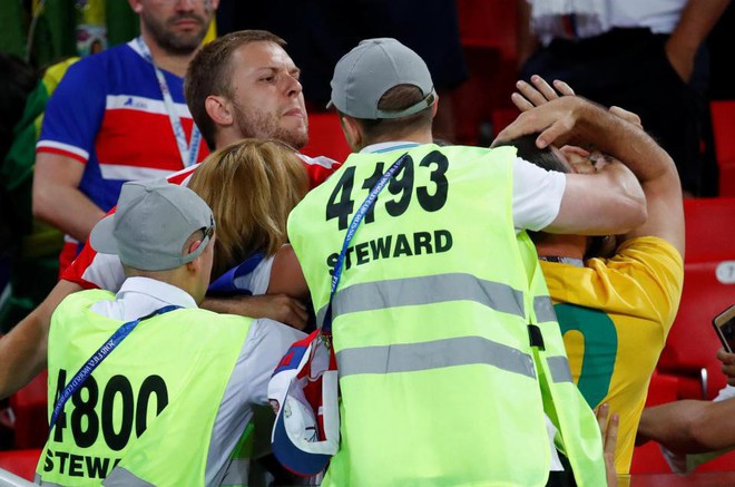 Fan Brazil túm tóc, fan Serbia vung nắm đấm dữ dội trong trận cầu sinh tử - Ảnh 4.