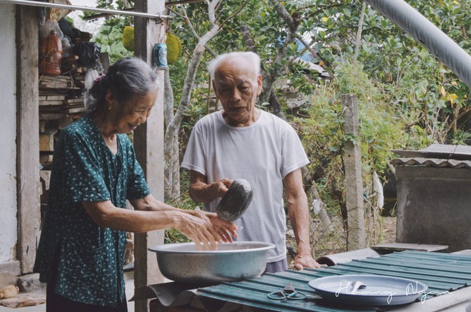 Bộ ảnh ông chải tóc, đọc thơ cho bà được chia sẻ nhiều nhất trong vòng 24 giờ và những tiết lộ phía sau  - Ảnh 4.